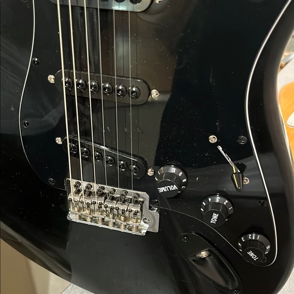 Black Electric Guitar with Maple Neck 1970s Hondo stratacaster as is for parts - Picture 5 of 8